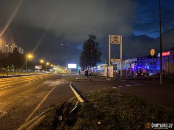 Водитель автобуса в тяжелом состоянии после въезда в автосалон на Приморском шоссе