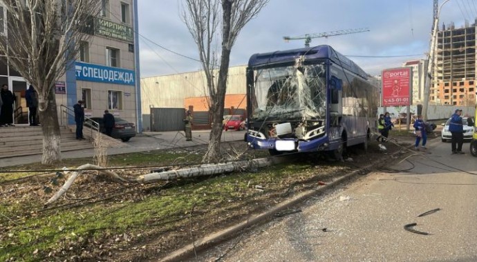 Пассажирский автобус врезался в несколько столбов в Астрахани 