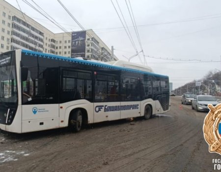 В Уфе автобус с 20 пассажирами врезался в электроопору