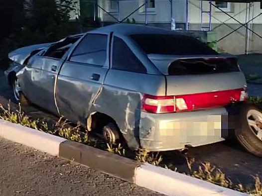 В Старом Осколе авто с пьяным водителем врезалось в бордюр и опрокинулось