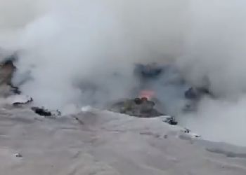 Свалка опилок загорелась под Февральском в Приамурье