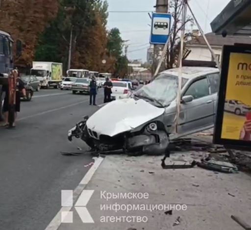 Водитель BMW, влетевший в остановку на площади Куйбышева в Симферополе, чудом выжил