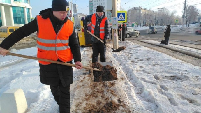 В Уфе коммунальщики ведут борьбу с наледью на тротуарах
