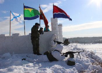 Амурские школьники штурмовали снежную крепость