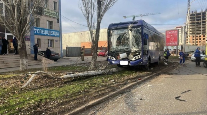 Синенький автобус в Астрахани протаранил опоры ЛЭП