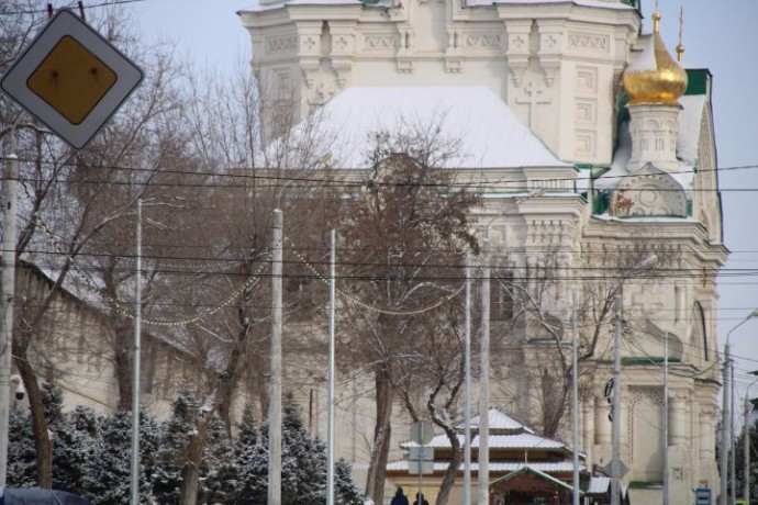 Множество новых столбов появилось в центре Астрахани. Для чего это делают