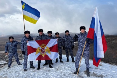 В Бурятии росгвардейцы развернули флаги ко Дню народного единства