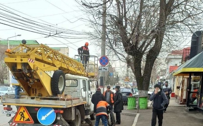 На ЮБК демонтируют оборудование, незаконно размещённое на троллейбусных опорах