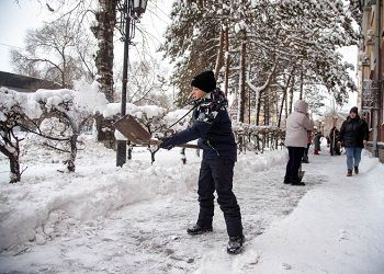 В Благовещенске очистили от снега тротуары на нескольких десятках кварталов