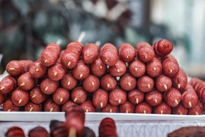 Можно смело брать – там настоящее мясо: Роскачество назвало лучшие марки сосисок и сарделек