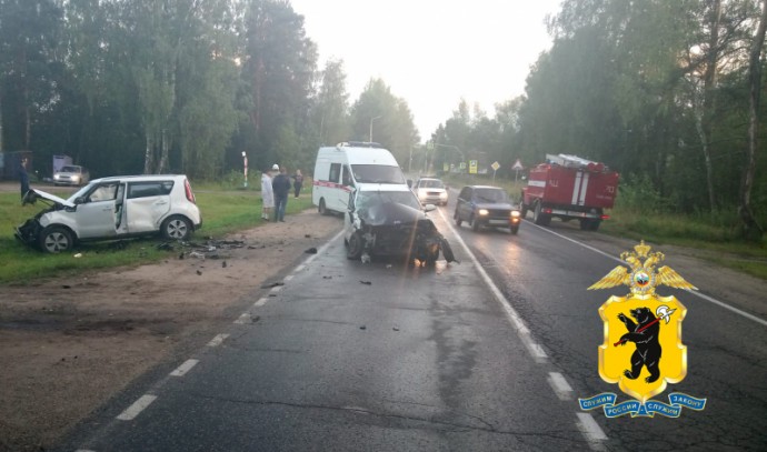 В результате столкновения иномарок в Ярославской области пострадали двое взрослых и двое детей