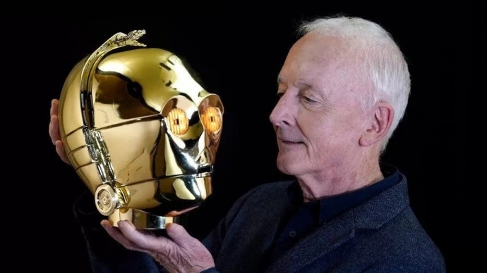 Шлем C-3PO со съёмок фильма «Звёздные войны» в 1977 году, был продан на аукционе за $843 тысячи