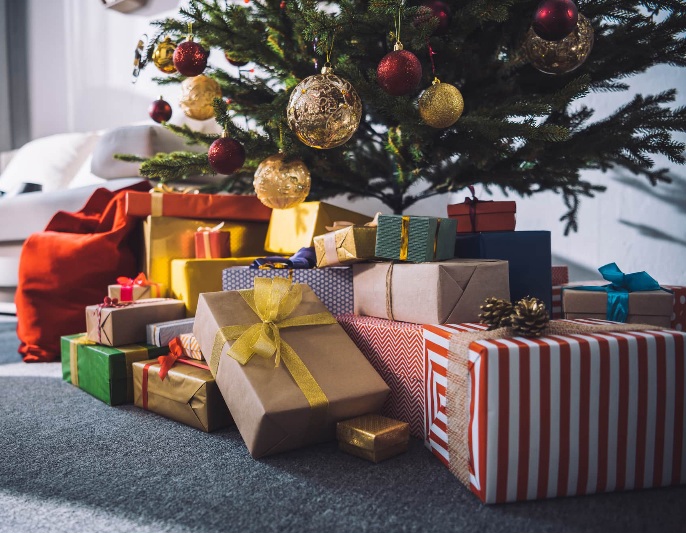 Мужчины дарят новогодние подарки реже, но готовы потратить в 1,5 раза больше, чем женщины