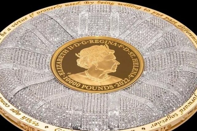 В Великобритании создали гигантскую монету в память о королеве Елизавете II