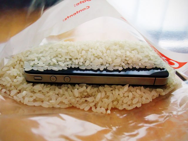 Apple запретила класть утонувший iPhone в рис