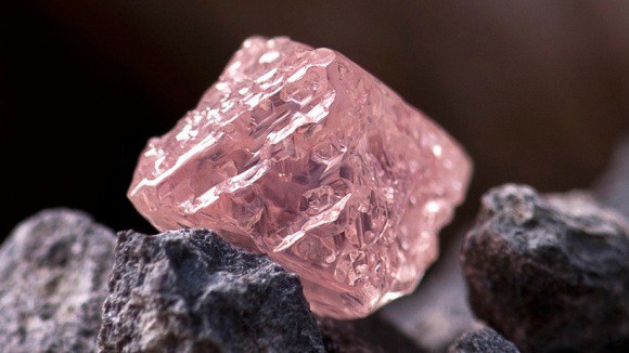 Ученые раскрыли тайну розовых алмазов