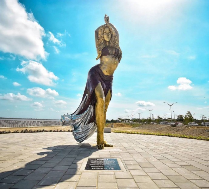 Скульптуру в честь Шакиры открыли в ее родном колумбийском городе