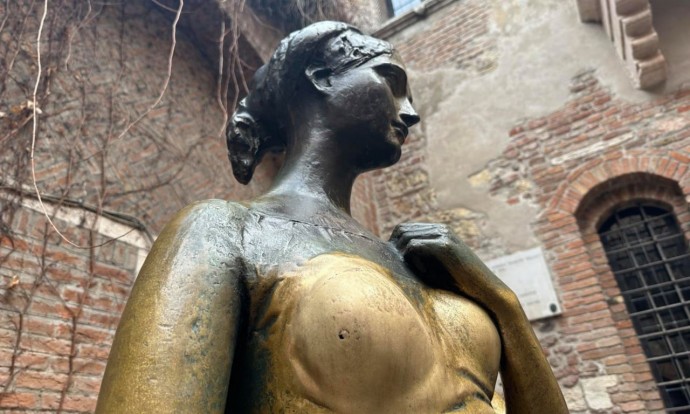 Туристы протёрли дырку в груди статуи Джульетты в Вероне
