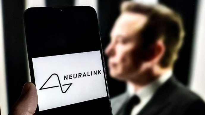 Второму в мире человеку вживили чип от Neuralink