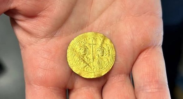 ​В Норвегии обнаружили золотую византийскую монету с ликом Иисуса Христа