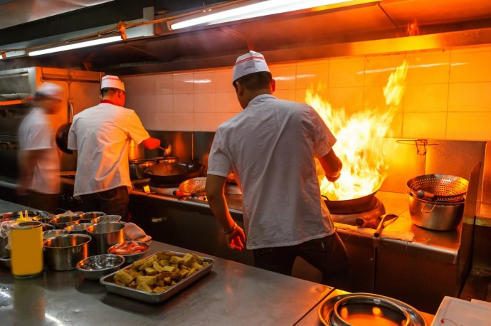 Московские рестораторы заявили о дефиците поваров и барменов
