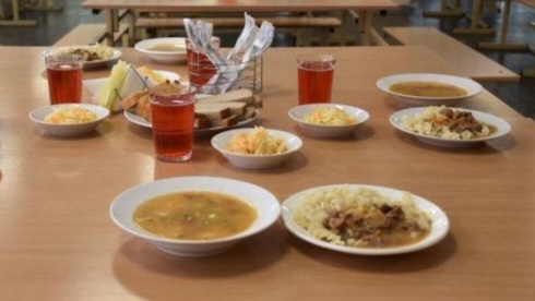 Более трети учеников российских школ не едят в столовых, ссылаясь на то, что в основном еда невкусна