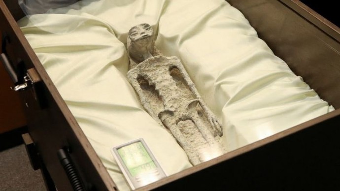 ​В Конгрессе Мексики показали тела древних пришельцев