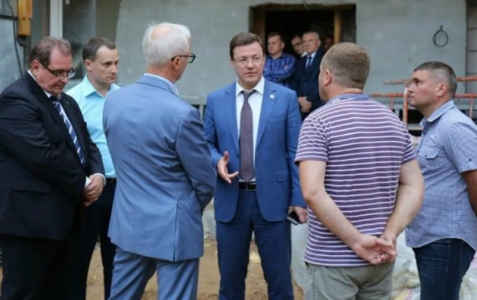 Губернатор Самарской области Дмитрий Азаров продолжает оставаться в зоне негатива жителей региона