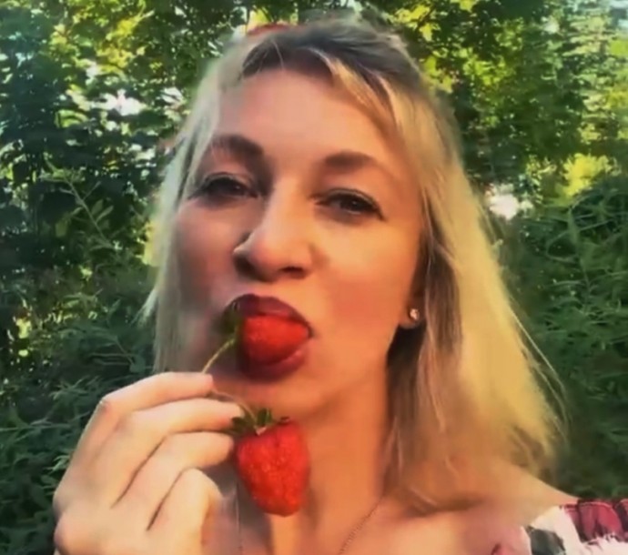 Видео с клубничкой Марии Захаровой пришлось по вкусу не всем и вызвало разную реакцию в обществе