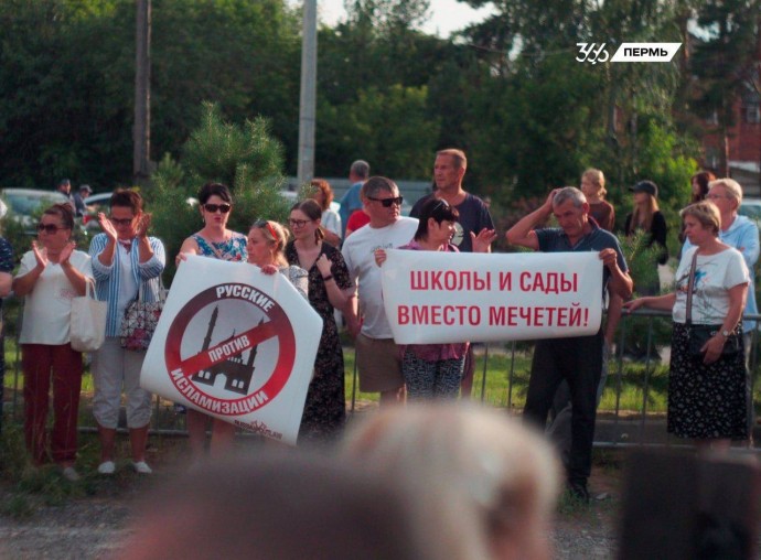 ​«Восемь мечетей. Ну куда еще больше»: в Перми местные жители уже вторые сутки протестуют