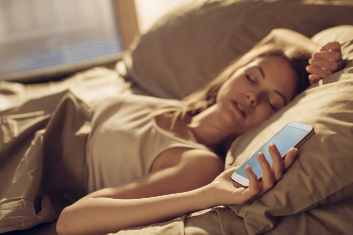 Почему нельзя спать с смартфоном