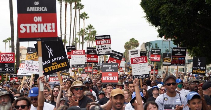 Сценаристы Голливуда завершили почти 150-дневную забастовку