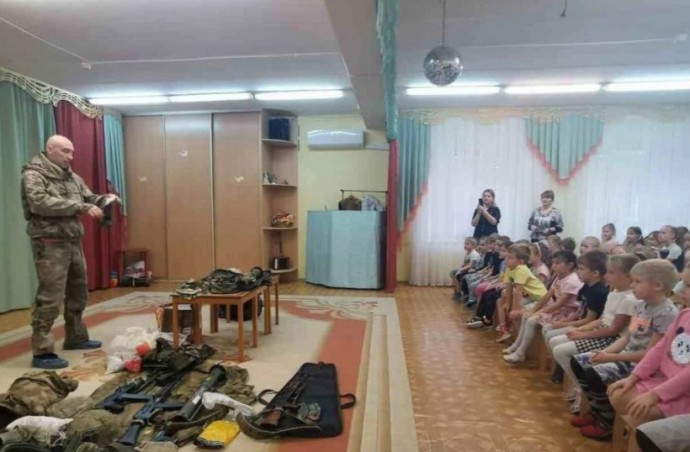 Дикость в Подмосковном наукограде Королёв: в детские сады принесли автоматы и гранатометы