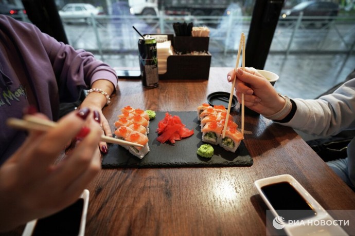 Четверть россиян ходят на свидания, чтобы поесть, еще 12% - от скуки