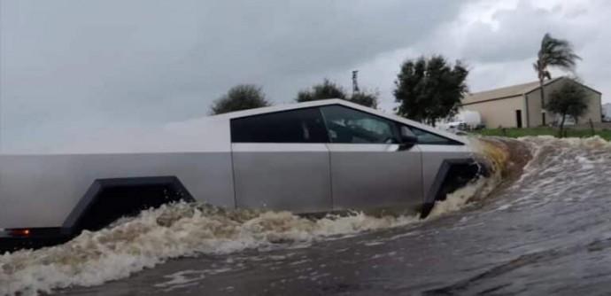 Блогеры впервые испытали Tesla Cybertruck в форсировании водных преград