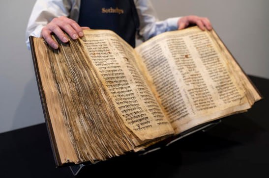 На аукционе в Нью-Йорке продали тысячелетнюю еврейскую Библию