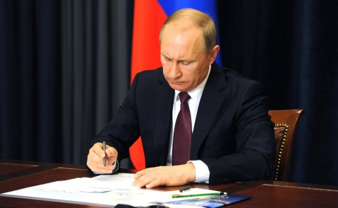 «Не отняли у Украины, а присоединили ничьи»: Путин подписал указ о независимости Херсона и Запорожья