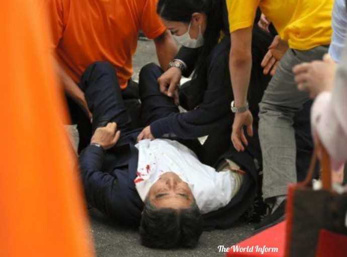 Экс-премьер Японии Синдзо Абэ тяжело ранен