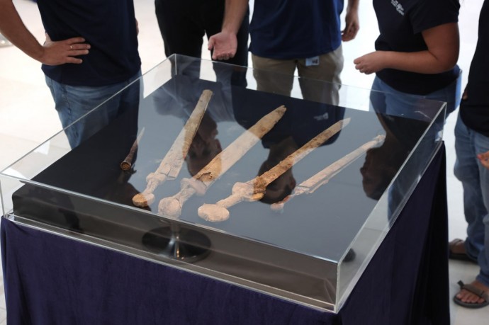 ​В пещере у Мертвого моря ученые нашли четыре отлично сохранившихся римских меча