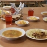 Более трети учеников российских школ не едят в столовых, ссылаясь на то, что в основном еда невкусна