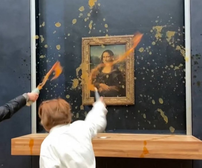 Активисты измазали картину "Джоконда" ("Мона Лиза") Леонардо да Винчи в Лувре