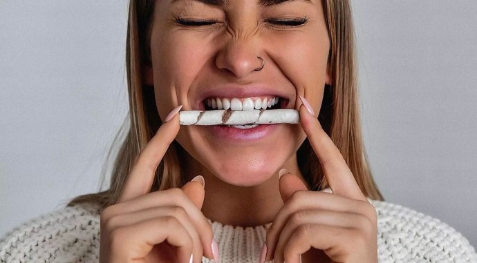 Почему от сладкого болят зубы?