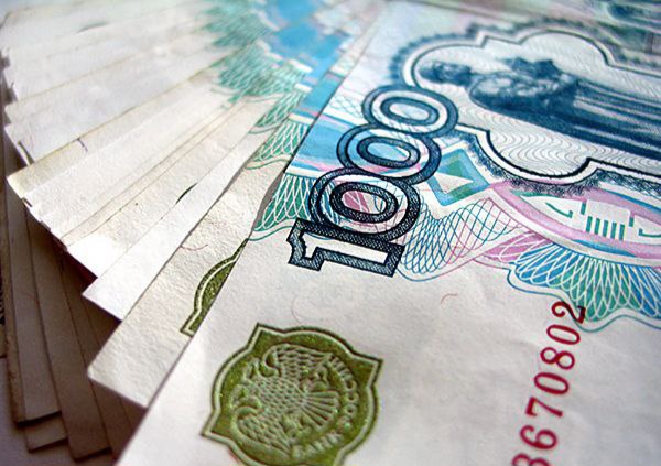 ​В России объем наличных в обращении впервые превысил 17 трлн рублей