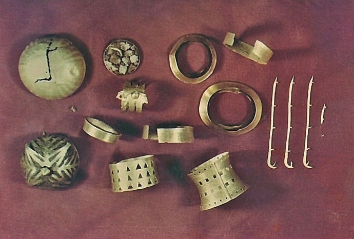 Древние люди носили украшения из металла инопланетного происхождения