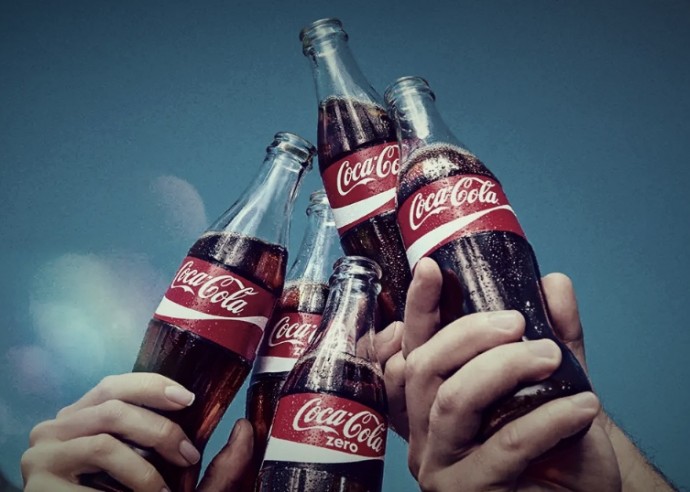 Оригинальный напиток Coca Cola в России качественно заменить не смогли