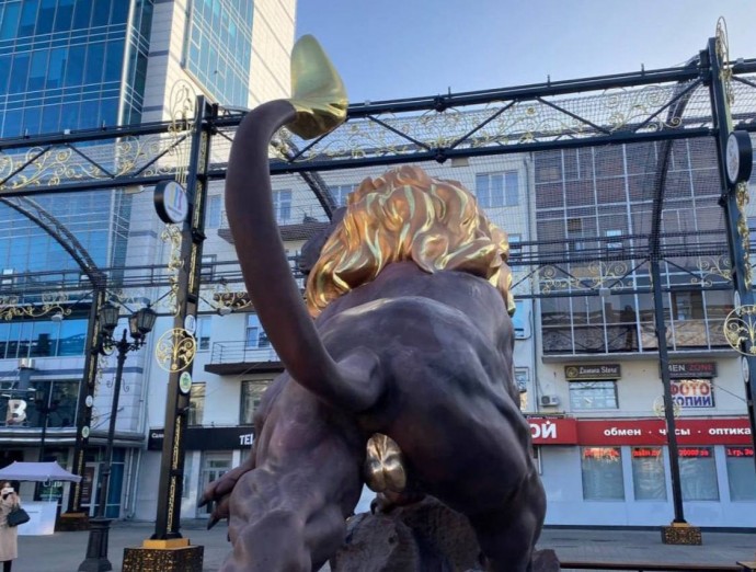 В Екатеринбурге установили пятиметровую скульптуру льва с золотыми яйцами