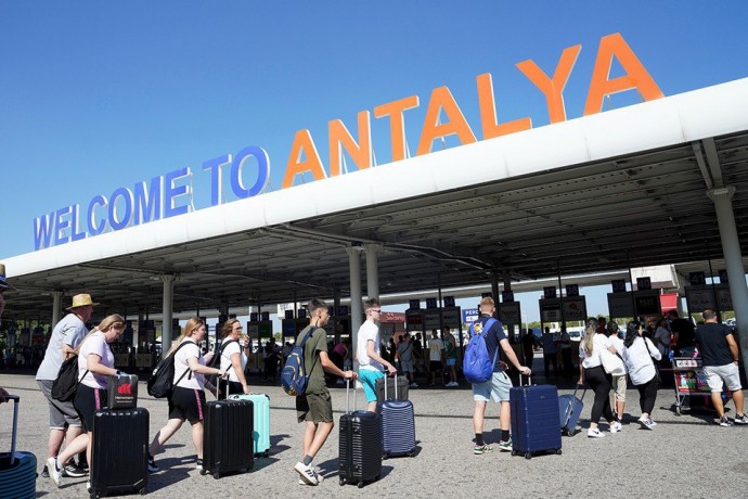 Россияне стали массово покидать турецкую Анталью из-за роста цен и отказов в ВНЖ
