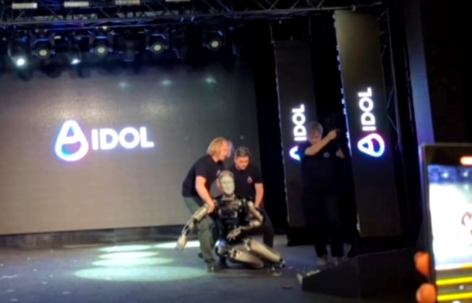 Робот Aidol эпично рухнул под трек из фильма «Рокки»: презентация провалилась, но весь мир поржал