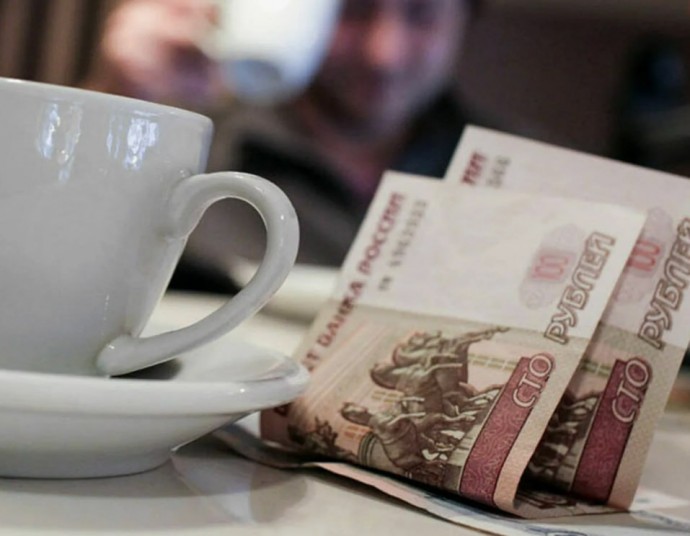 Россияне в среднем оставляют чаевые на сумму 358 рублей