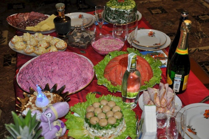 Россияне в среднем тратят более 5 тысяч рублей на новогодний стол